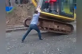 大力士徒手推挖机，大哥，你怎么不去申请吉尼斯世界纪录？图片