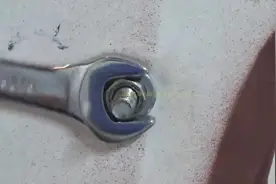 没有合适的扳手拧螺丝怎么办？不错的生活小知识，看完涨姿势了！图片