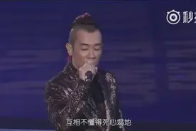 虐死单身狗！陈小春演唱《相依为命》应采儿隔空献吻，真是甜腻了图片