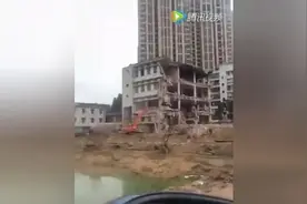 太惊险了，挖机拆楼，还好兔子档躲得快！图片
