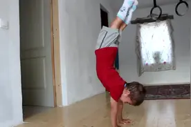 这么小的男孩 就能做这么多组90度悬空俯卧撑！图片