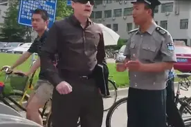 外教骂人遭北大保安怒呛，说脏话是没教养的表现！图片
