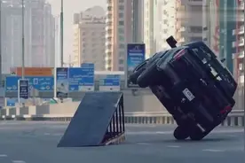 一场逆天漂移秀，迪拜警方竟然全体出动为其开道！图片