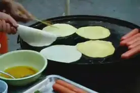 实拍路边摊的鸡蛋灌饼是怎么做的！图片