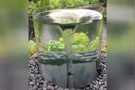 这是什么原理？水中形成漩涡水没有减少，反而增多溢了出来图片