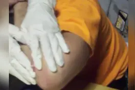 慎入：大脓包被挤爆的瞬间，直接喷了出来，他们挤的好嗨皮啊！图片