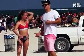 超贱的蜘蛛恶作剧，不仅美女吓的尖叫连连，连男人吓的都拽不住！图片