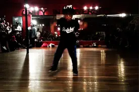 八岁小男孩在舞蹈室跟着音乐健身，20秒开始全场尖叫连连！图片
