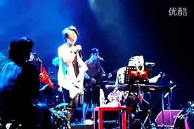 羽泉演唱《海阔天空》致敬黄家驹，全场观众拍手伴奏！太经典图片