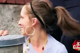 警察狂奔叫路人赶紧逃跑，路人正疑惑呢，接下来一幕让他傻眼了！图片