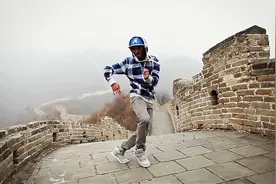 天哪，外国人在中国长城上跳舞，音乐响起的一瞬间简直帅呆了！图片