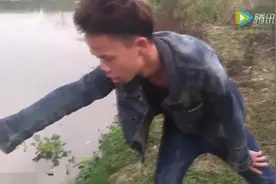 女友跳进水里，广西仔的选择是这样图片