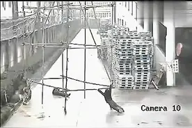 监控实拍：工人误触高压电被电击瞬间死亡，生命在一瞬间消逝！