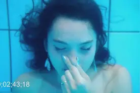 美女水底3分钟憋气，脸色由白皙到粉红变化让人心疼！视频封面