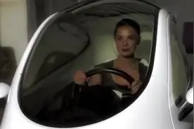 害怕撞车有救了,不倒翁摩托完全就是摩托族的幻想成真图片