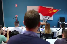 爱国！课堂高举五星红旗，数学完爆众鬼佬，中国留学生就是“屌”图片