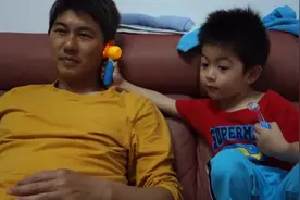 大宝给爸爸看医生...爸比到底是享受呢，还是受罪呢！哈哈哈图片