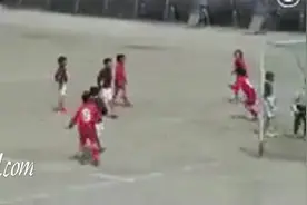 日本小学4年级足球比赛：团队配合、边路传中、蝎子摆尾射门！图片