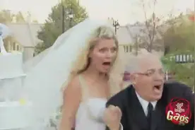新婚夫妻举办婚礼，小伙开车失控撞了过去，闯大祸了！图片