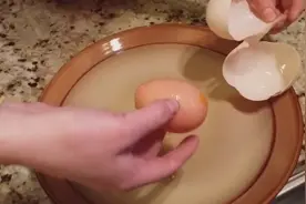 女子超市买回一大号鸡蛋 打开后竟然是蛋中蛋