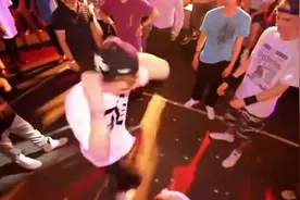 女孩子跟着音乐跳得好棒！我也要学这个舞蹈，好音乐90分钟图片
