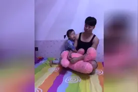 这小丫头太好玩了，要爸爸给她买玩具，不给买她就撒娇！图片