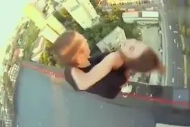 一个小伙子抱着女朋友这么玩，真是让人吓出冷汗啊！胆小如入图片