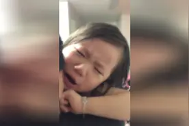 宝宝因为妈妈漂亮吃醋大哭，太逗了！图片