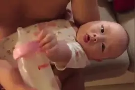 爸爸喂三个月的宝宝喝奶奶，一直喂一直推，就是不让爸比喂~~图片