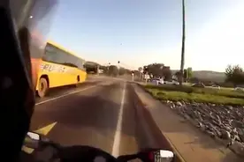 大客车超车，大货车司机不满反超，恐怖的一幕发生了！图片