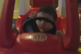 哥哥在车上驾驶，弟弟穿着纸尿裤在后面推，笑死我了！图片