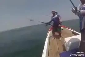 男子钓鱼断竿遭伙伴嘲笑，但他没有放弃，拼尽全力成功将鱼拉上船图片