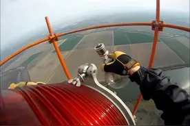 爬到1700英尺高的铁塔顶部换灯泡，这工作给多少钱你愿意干？图片