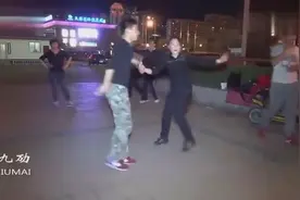 空前绝后！史上跳得最好看的《高粱红》一男一女广场舞！图片