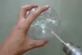 技术宅亲手做迷你吸尘器过程，简直碉堡了！新技能get√视频封面