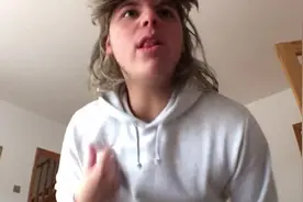 BEN的整人计划：把假发涂上强力胶戴到弟弟的头上结果....图片