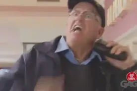 国外警察对着路人电自己，实力撩妹不得不服图片