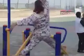 大妈给大家演示健身器材的正式使用方法图片