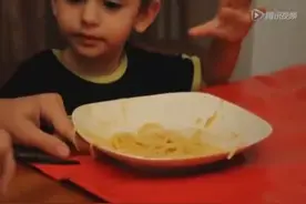 外国小孩提倡用筷子吃面条，这筷子简直成了他的噩梦啊！图片