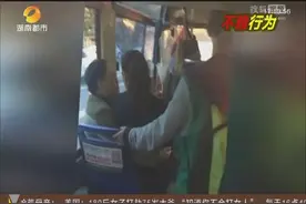 实拍女售票员坐男性大腿上，周围人都看呆了图片