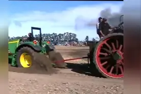 拖拉机与拖拉机拔河，这马力真猛，结局自己看吧！图片