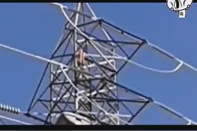 男子竟然在高压电缆荡秋千！气势还不要不要的，瞬间触电暴毙！图片