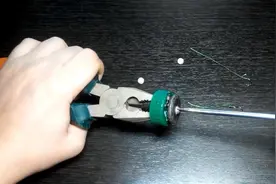 还在买翻板钩钓鱼？你OUT了，教你用瓶盖自制翻板钩简单适用视频封面