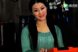 男子饭店吃饭遇到美女这反应，小伙啊，你这不厚道啊！图片