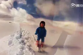 不到一岁婴儿单板滑雪 外国小孩都这么牛吗？真是萌炸了！图片