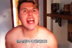 哥哥假装肚子不舒服，突然吐了弟弟一身呕吐物，弟弟这次真生气了图片