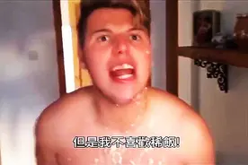 哥哥假装肚子不舒服，突然吐了弟弟一身呕吐物，弟弟这次真生气了图片