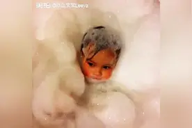 宝宝泡泡浴，玩得好嗨呀，好想自己也进去泡泡~图片
