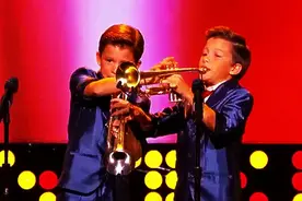 11岁双胞胎表演小喇叭时令观众惊艳，更意外的是他们演唱的歌声图片