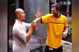 老外和少林武僧切磋功夫，整个人不太好了图片